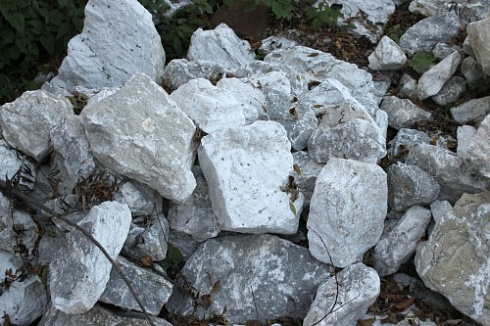 Kamenclub.ru: Мраморизированный известняк фр. 100-500 мм.  купить в Красноярске известняк серый белый темно-серый сероватый валун природного образования окатанный 10500 руб/т   фото КАМЕНЬ КЛУБ