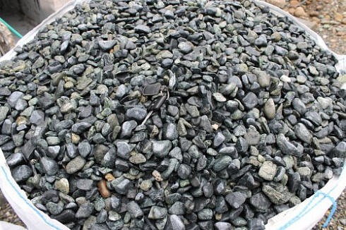 Kamenclub.ru: Щебень галтованный зеленый (змеевик) фр. 20-40 мм.  купить в Красноярске мрамор зеленый, салатовый оголтованный щебень мраморный 12500 руб/т   фото КАМЕНЬ КЛУБ