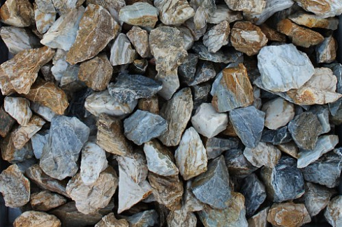 Kamenclub.ru: Мраморная крошка (щебень крошка медовый) фр. 20-40 мм.  купить в Красноярске мрамор бежевый рыжий желтый ландшафтная мраморная крошка 12000 руб/т   фото КАМЕНЬ КЛУБ