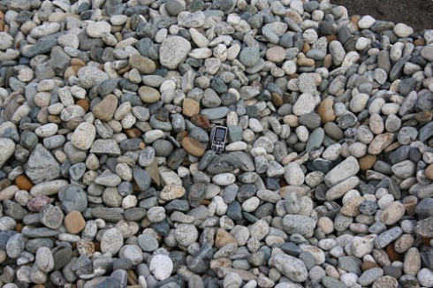 Kamenclub.ru: Галька речная окат (ассорти) фр. 50-100 мм. купить  в Красноярске галька природная округлая серая белая черная серая коричневая синяя галька речная окатанная округлая 6200 руб/т   фото КАМЕНЬ КЛУБ