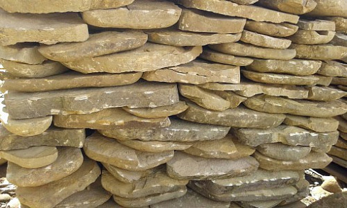 Kamenclub.ru: Песчаник колотый для облицовки (фр. 2-3 см)  купить в Красноярске песчаник бежевый серый рыжий песчаник строительный 5000 руб/т   фото КАМЕНЬ КЛУБ