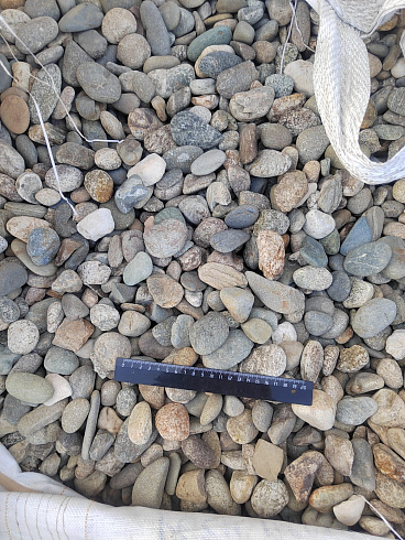 Kamenclub.ru: Галька речная окат (пестрая) фр. 20-40 мм. купить  в Красноярске галька речная пестрая, серая, серые оттенки галька речная окатанная округлая 5000 руб/т   фото КАМЕНЬ КЛУБ