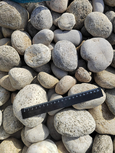 Kamenclub.ru: Галька речная окат (серо-белая) фр. 70-120 мм купить  в Красноярске галька галечник бело-серая, серо-белая, серая, белая речная природная галька  8000 руб/т   фото КАМЕНЬ КЛУБ