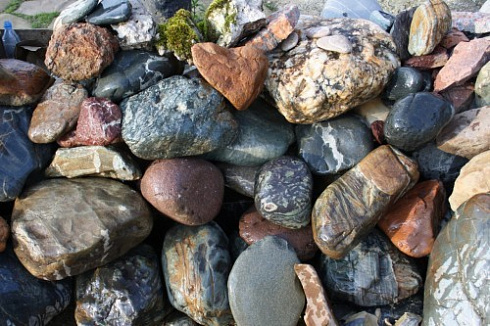 Kamenclub.ru: Ландшафтные валунчики фр.100-500 мм.  купить в Красноярске крупный природный камень серый, темно-серый, светло-серый речной валун крупный 4800 руб/т   фото КАМЕНЬ КЛУБ