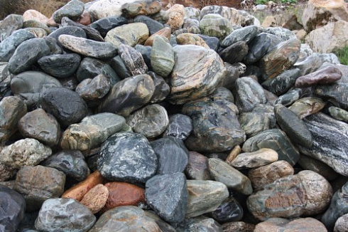 Kamenclub.ru: Ландшафтные валунчики фр.100-500 мм.  купить в Красноярске крупный природный камень серый, темно-серый, светло-серый речной валун крупный 4800 руб/т   фото КАМЕНЬ КЛУБ