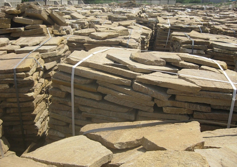 Kamenclub.ru: Песчаник пластушка желтый с рисунком (3 см)  купить в Красноярске песчаник желтый с рисунком, рыжий, желтый песчаник пластушка ландшафтная рваная 8 500 руб/м3   фото КАМЕНЬ КЛУБ