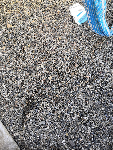 Kamenclub.ru: Галька речная окат (серая) фр.3-5 мм купить  в Красноярске галька речная серая бежевый темно-серый окатанный речной камень округлый 9500 руб/т   фото КАМЕНЬ КЛУБ