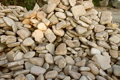 Kamenclub.ru: Песчаник для мощения дорожек, площадок, парковок ( фр 5-10 см)  купить в Красноярске песчаник  серый желтый коричневый рыжий песчаник оголтованный окатанный 6500 руб/т   фото КАМЕНЬ КЛУБ