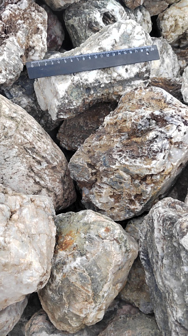 Kamenclub.ru: Кварцевый валунчик фр.100-300 мм.  купить в Красноярске кварц белый, бежевый молочный рыжий крупный природный камень галечник 7850 руб/т   фото КАМЕНЬ КЛУБ