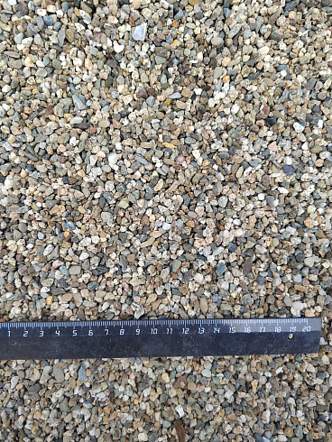 Kamenclub.ru: Галька речная окат (серая) фр.3-5 мм купить  в Красноярске галька речная серая бежевый темно-серый окатанный речной камень округлый 9500 руб/т   фото КАМЕНЬ КЛУБ