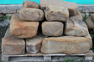 Kamenclub.ru: Песчаник для строительства и кладки (фр. 200-400 мм)  купить в Красноярске песчаник бежевый серый рыжий желтый блоки для строительства из песчаника 6500 руб/т   фото КАМЕНЬ КЛУБ