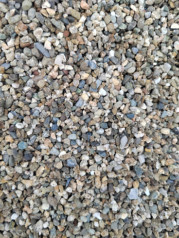 Kamenclub.ru: Галька речная окат (серая) фр.3-5 мм купить  в Красноярске галька речная серая бежевый темно-серый окатанный речной камень округлый 9500 руб/т   фото КАМЕНЬ КЛУБ