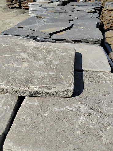 Kamenclub.ru: Песчаник пластушка светло-серый (3,0 см)  купить в Красноярске песчаник светло-серый, серый песчаник рваный ландшафтный колотый 13800 руб/м3   фото КАМЕНЬ КЛУБ