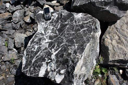 Kamenclub.ru: Черный мрамор скальник фр. 1000-1500 мм.  купить в Красноярске мрамор черный белый серый крупный колотый валун ландшафтный 9000 руб/т   фото КАМЕНЬ КЛУБ