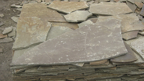 Kamenclub.ru: Песчаник пластушка серо-зеленый (4,0 см- 5,0 см)  купить в Красноярске песчаник серо-зеленый, серый, зеленый песчаник рваный ландшафтный колотый 9000 руб/м3   фото КАМЕНЬ КЛУБ