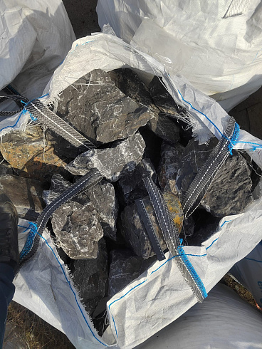 Kamenclub.ru: Черный мрамор скальник фр. 100-500 мм.  купить в Красноярске мрамор черный белый серый крупный колотый валун ландшафтный 8500 руб/т   фото КАМЕНЬ КЛУБ