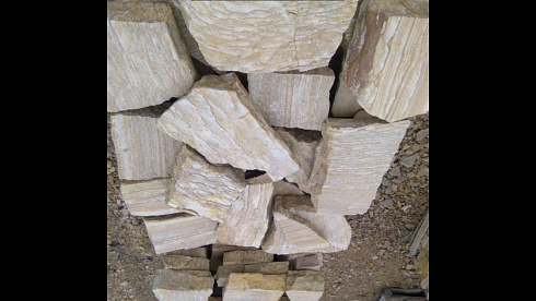 Kamenclub.ru: Песчаник пластушка желтый с рисунком (4-6 см)  купить в Красноярске плитняк пластушка желтый с рисунком песчаник 9 000 руб/м3   фото КАМЕНЬ КЛУБ