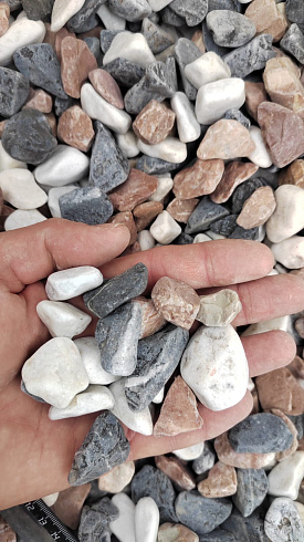 Kamenclub.ru: Мраморная крошка (щебень галтованный микс:белый-зеленый-розовый) фр.20-40 мм.  купить в Красноярске мрамор белый, зеленый, розовый мрамор декоративный (галтовка) 15500 руб/т   фото КАМЕНЬ КЛУБ