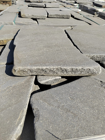 Kamenclub.ru: Песчаник пластушка светло-серый (4,0 - 6,0 см)  купить в Красноярске плитняк - пластушка светло-серый песчаник 12600 руб/м3   фото КАМЕНЬ КЛУБ