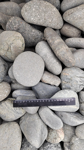 Kamenclub.ru: Галька речная окат (темно-серая) фр. 70-150 мм. купить  в Красноярске галька речная темно-серая, синяя, серая речная галька округлая  8000 руб/т   фото КАМЕНЬ КЛУБ