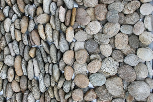 Kamenclub.ru: Галька речная плоская (серо-белая) фр. 70-120 мм. купить  в Красноярске галька галечник речной серый, белый окатанная плоская  природная галька 9000 руб/т   фото КАМЕНЬ КЛУБ