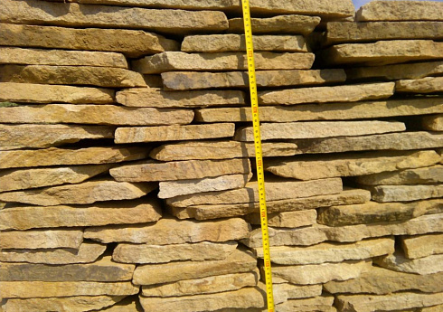 Kamenclub.ru: Песчаник пластушка желтый с разводом под дерево (2 см)  купить в Красноярске плитняк желтый с разводами, желтый, рыжий, серый песчаник пластушка рваная ландшафтная 11 000 руб/м3   фото КАМЕНЬ КЛУБ