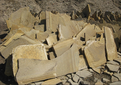 Kamenclub.ru: Форматный камень (плаха) пошаговая дорожка от 70-150 см (4 -12 см)  купить в Красноярске плитняк  форматный плаха желтый песчаник 9 000 руб/т   фото КАМЕНЬ КЛУБ