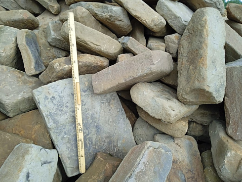 Kamenclub.ru: Песчаник для мощения дорожек, площадок, парковок ( фр 5-10 см)  купить в Красноярске песчаник  серый желтый коричневый рыжий песчаник оголтованный окатанный 6500 руб/т   фото КАМЕНЬ КЛУБ