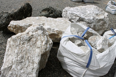 Kamenclub.ru: Мраморизированный известняк фр. 100-500 мм.  купить в Красноярске известняк серый белый темно-серый сероватый валун природного образования окатанный 10500 руб/т   фото КАМЕНЬ КЛУБ