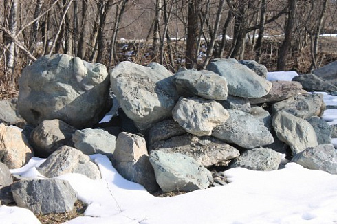 Kamenclub.ru: Гранит скальник (серо-зеленый) фр. 500-1500 мм.  купить в Красноярске гранит мрамор  серый зеленый темно-серый глыба скальная колотая ландшафтная 7 500 руб/т   фото КАМЕНЬ КЛУБ