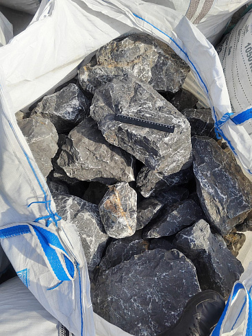 Kamenclub.ru: Черный мрамор скальник фр. 100-500 мм.  купить в Красноярске мрамор черный белый серый крупный колотый валун ландшафтный 8500 руб/т   фото КАМЕНЬ КЛУБ