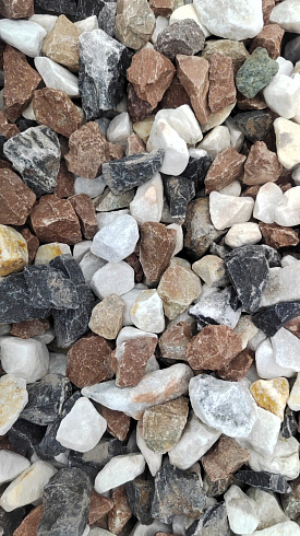 Kamenclub.ru: Мраморная крошка (щебень крошка микс : белый-черный-розовый) фр. 20-40 мм.  купить в Красноярске мрамор белый, черный, розовый декоративная ландшафтная крошка 12000 руб/т   фото КАМЕНЬ КЛУБ