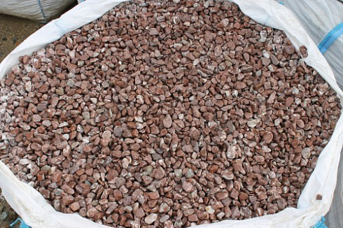 Kamenclub.ru: Мраморная крошка (щебень галтованный розовый) фр.10-20 мм.  купить в Красноярске мрамор розовый, красный ландшафтный декоративный окатанный округлый щебень 15000 руб/т   фото КАМЕНЬ КЛУБ