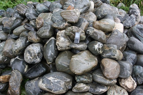 Kamenclub.ru: Валунчик Паутинник фр.100-300 мм  купить в Красноярске крупный природный камень галечник темно-серый с прожилками белый черный речной валунчик 5000 руб/т   фото КАМЕНЬ КЛУБ