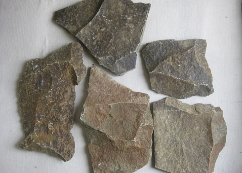 Kamenclub.ru: Песчаник пластушка "фонтанка" серо-зеленая (3,0-5,0 см)  купить в Красноярске песчаник серо-зеленая колотые плитки облицовочные пластушки 11400 руб/м3   фото КАМЕНЬ КЛУБ