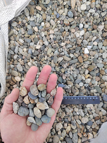 Kamenclub.ru: Галька речная окат (серая) фр.10-20 мм купить  в Красноярске галька речная серая, серый, темно-серый, светло-серый, коричневый ландшафтная декоративная речная окатанная округлая галька 5000 руб/т   фото КАМЕНЬ КЛУБ