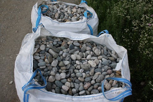 Kamenclub.ru: Галька речная окат (ассорти) фр. 50-100 мм. купить  в Красноярске галька природная округлая серая белая черная серая коричневая синяя галька речная окатанная округлая 6200 руб/т   фото КАМЕНЬ КЛУБ