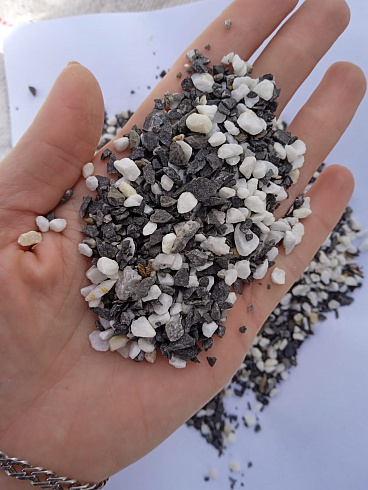 Kamenclub.ru: Мраморная крошка (щебень крошка микс: белый-зеленый-розовый) фр. 5-10 мм  купить в Красноярске мрамор белый, зеленый, розовый, разноцветный, молочный декоративная ландшафтная мраморная крошка 9500 руб/т   фото КАМЕНЬ КЛУБ