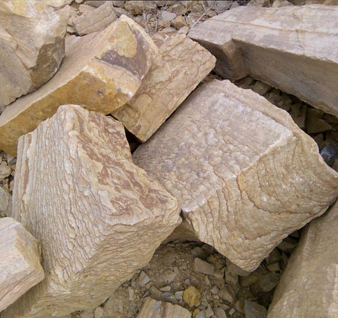 Kamenclub.ru: Песчаник пластушка желтый с рисунком (7-15 см)  купить в Красноярске плитняк - пластушка - бут желтый песчаник 10200 руб/м3   фото КАМЕНЬ КЛУБ