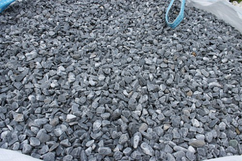 Kamenclub.ru: Щебень галтованный черный (мрамор) фр.10-20 мм.  купить в Красноярске мрамор черный с белыми прожилками, черный, белый окатанный округлый ландшафтный декоративный щебень 15000 руб/т   фото КАМЕНЬ КЛУБ