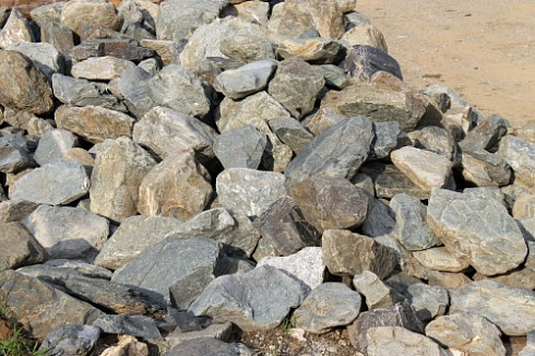 Kamenclub.ru: Гранит скальник (серо-зеленый) фр. 100-500 мм.  купить в Красноярске гранит зеленый, серый, салатовый крупный ландшафтный валун 6 000 руб/т   фото КАМЕНЬ КЛУБ