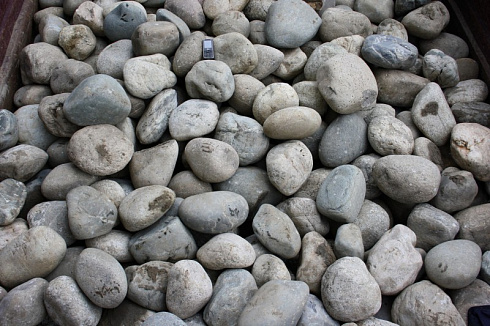 Kamenclub.ru: Темно-серый валунчик фр.100-300 мм.  купить в Красноярске крупный природный камень серый, темно-серый, светло-серый речная галька большого размера окатанная 4500 руб/т   фото КАМЕНЬ КЛУБ