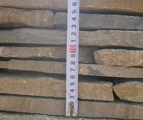 Kamenclub.ru: Песчаник пластушка желтый с разводом под дерево (2 см)  купить в Красноярске плитняк желтый с разводами, желтый, рыжий, серый песчаник пластушка рваная ландшафтная 11 000 руб/м3   фото КАМЕНЬ КЛУБ