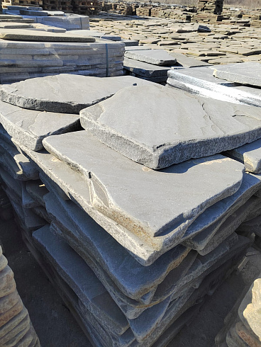 Kamenclub.ru: Песчаник пластушка галтованная светло-серая (3,0 см)  купить в Красноярске песчаник светло-серый, серый ландшафтный камень рваный колотый 21000 руб/м3   фото КАМЕНЬ КЛУБ