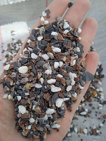 Kamenclub.ru: Мраморная крошка (щебень галтованный микс:белый-черный-розовый-медовый) фр.5-10 мм.  купить в Красноярске мрамор белый, медовый, черный, розовый мраморный галтованный щебень декоративный ландшафтный 15500 руб/т   фото КАМЕНЬ КЛУБ