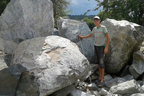 Kamenclub.ru: Змеевик скальник фр. 500-1500 мм.  купить в Красноярске змеевик зеленый серый черный глыба скальная колотая 7500 руб/т   фото КАМЕНЬ КЛУБ