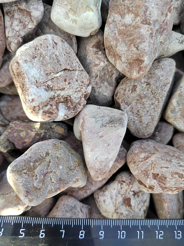 Kamenclub.ru: Мраморная крошка (щебень галтованный розовый) фр.20-40 мм.  купить в Красноярске мрамор розовый, красный оголтованный округлый щебень  15000 руб/т   фото КАМЕНЬ КЛУБ