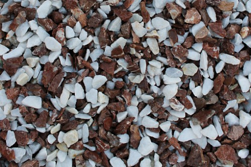 Kamenclub.ru: Мраморная крошка (щебень крошка микс: белый-зеленый-розовый) фр. 10-20 мм.  купить в Красноярске мрамор белый, зеленый, розовый декоративный ландшафтный колотый щебень 12000 руб/т   фото КАМЕНЬ КЛУБ