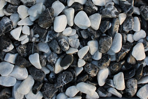 Kamenclub.ru: Мраморная крошка (щебень галтованный микс:: белый-черный) фр.20-40 мм  купить в Красноярске мрамор белый, черный мраморный галтованный щебень 15500 руб/т   фото КАМЕНЬ КЛУБ