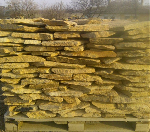 Kamenclub.ru: Песчаник пластушка "фонтанка" желтая (3,0 - 5,0 см)  купить в Красноярске песчаник желтая, рыжий, желтый песчаник колотый рваный со сколом облицовочный 16200 руб/м3   фото КАМЕНЬ КЛУБ